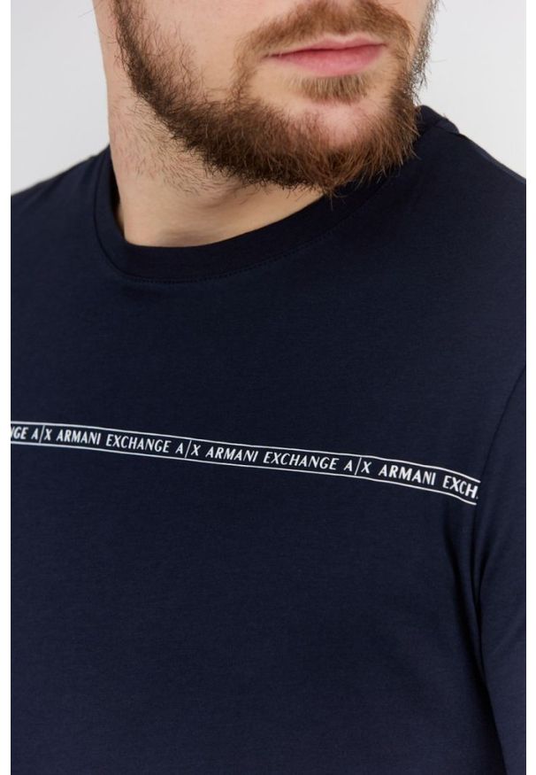 Armani Exchange - ARMANI EXCHANGE Granatowy t-shirt męski z paskiem z logo, Rozmiar S. Kolor: niebieski. Materiał: prążkowany