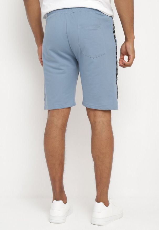 Born2be - Jasnoniebieskie Bawełniane Szorty Dresowe z Gumką w Pasie i Sznurkiem Jorpia. Okazja: na co dzień. Kolor: niebieski. Materiał: dresówka, bawełna. Długość: krótkie. Wzór: paski. Sezon: lato. Styl: casual