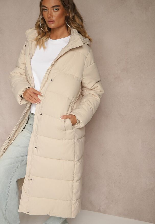 Renee - Jasnobeżowa Kurtka o Długim Kroju z Kapturem Ozdobiona Pikowaniem Aforriva. Okazja: na co dzień. Typ kołnierza: kaptur. Kolor: beżowy. Materiał: jeans. Długość: długie. Wzór: aplikacja. Styl: klasyczny, casual