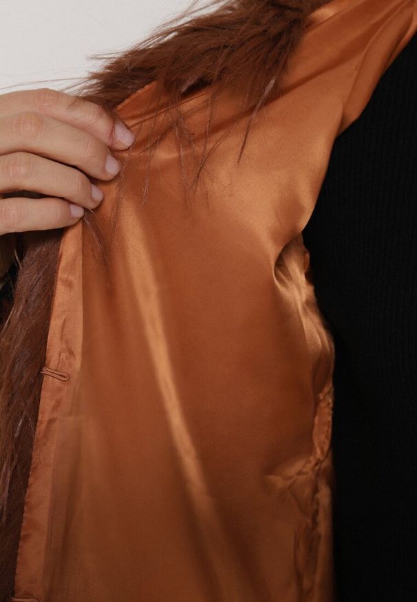 Born2be - Brązowa Kurtka Futrzana o Prostym Kroju Zapinana na Haftki Siarale. Okazja: na co dzień. Kolor: brązowy. Materiał: futro. Długość rękawa: długi rękaw. Długość: długie. Styl: casual, elegancki