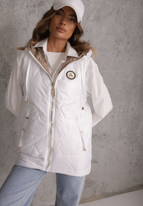 Renee - Biała Długa Kamizelka Pikowana z Nieodpinanym Kapturem Ozdobiona Naszywką Kasseda. Okazja: na co dzień. Kolor: biały. Materiał: poliester, jeans. Długość: długie. Wzór: aplikacja. Styl: casual