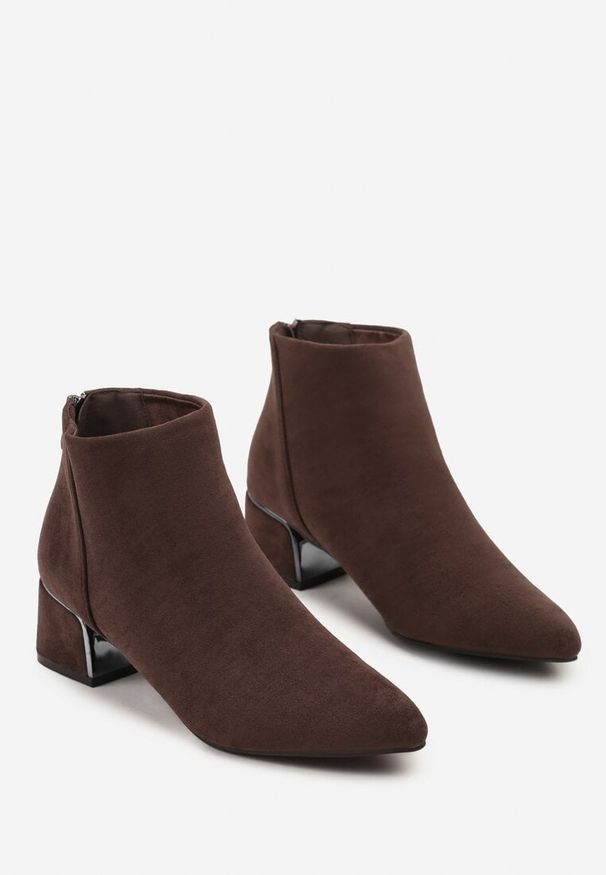 Renee - Brązowe Botki Vices na Słupku o Geometrycznym Kształcie Ferrriva. Okazja: na co dzień. Kolor: brązowy. Wzór: geometria. Obcas: na słupku. Styl: casual, elegancki. Wysokość obcasa: średni
