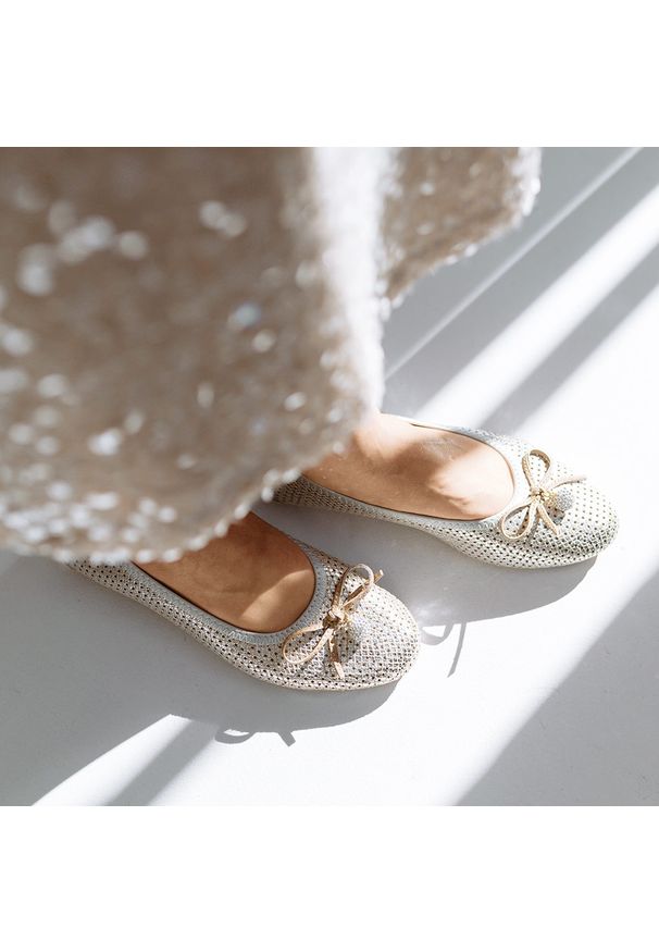 Złote skórzane baleriny damskie T.Sokolski W26-225. Okazja: na co dzień. Kolor: złoty. Materiał: skóra. Szerokość cholewki: normalna. Wzór: aplikacja. Sezon: wiosna, lato, jesień. Styl: casual, klasyczny, elegancki