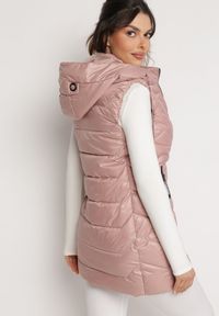 Born2be - Różowa Kamizelka z Odpinanym Kapturem Pikowana z Kieszeniami Quillasa. Kolor: różowy. Materiał: materiał. Sezon: jesień, wiosna #4