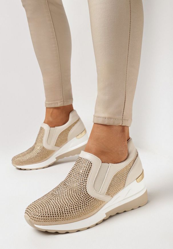 Born2be - Beżowe Wsuwane Sneakersy na Koturnie Ozdobione Cyrkoniami Leavir. Zapięcie: bez zapięcia. Kolor: beżowy. Szerokość cholewki: normalna. Wzór: aplikacja. Obcas: na koturnie