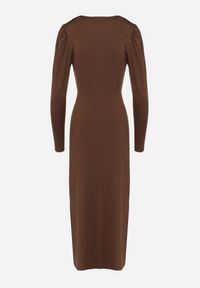 Born2be - Brązowa Elegancka Sukienka Kopertowa Ozdobiona Marszczeniami Zainara. Okazja: na imprezę, na spotkanie biznesowe. Typ kołnierza: dekolt kopertowy. Kolor: brązowy. Długość rękawa: długi rękaw. Wzór: aplikacja. Typ sukienki: kopertowe. Styl: elegancki #6