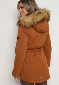 Born2be - Brązowa Kurtka Parka z Kapturem i Odpinana Podszewką w Pasie Ściągana Sznurkiem Ekava. Typ kołnierza: kaptur. Kolor: brązowy. Materiał: futro #5