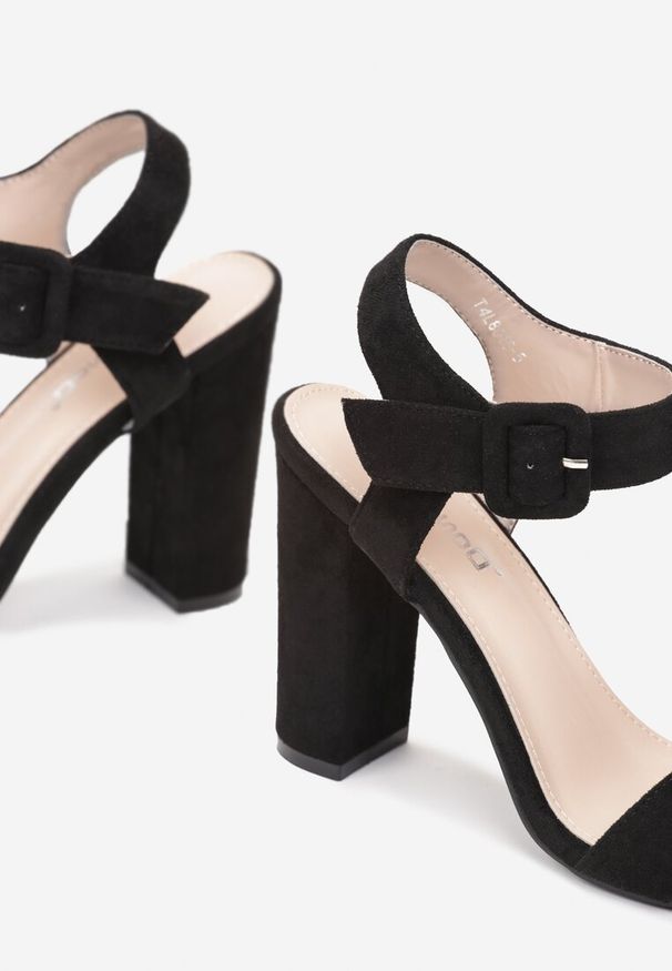 Renee - Czarne Sandały na Słupkowym Obcasie z Paskiem ze Sprzączką Mitzy. Okazja: na co dzień. Zapięcie: pasek. Kolor: czarny. Obcas: na obcasie. Styl: casual, elegancki. Wysokość obcasa: średni