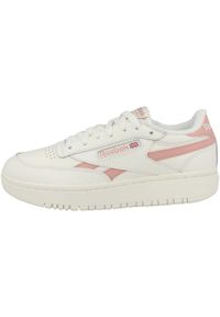 Buty do chodzenia damskie Reebok Club C Double Revenge. Zapięcie: sznurówki. Kolor: biały, różowy, wielokolorowy. Materiał: skóra, guma. Szerokość cholewki: normalna. Model: Reebok Club. Sport: turystyka piesza