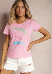 Renee - Różowy T-shirt z Bawełny z Krótkim Rękawem i Ozdobnym Printem Saronea. Okazja: na co dzień. Kolor: różowy. Materiał: bawełna. Długość rękawa: krótki rękaw. Długość: krótkie. Wzór: nadruk. Styl: casual #4