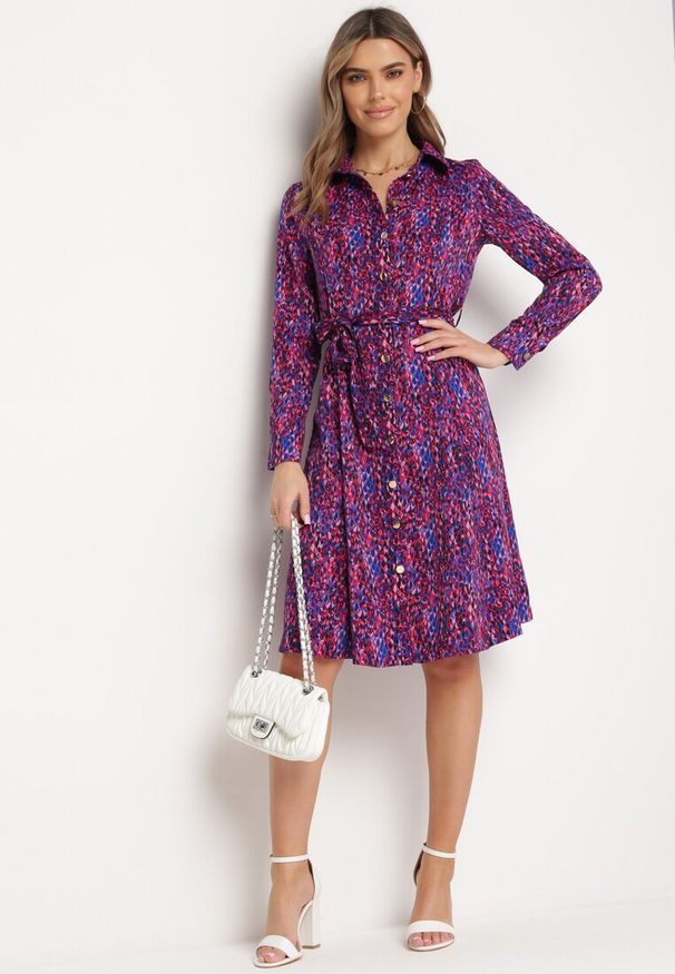 Born2be - Fuksjowo-Granatowa Sukienka Koszulowa Wiązana w Pasie Macedonia. Kolor: różowy. Materiał: materiał. Długość rękawa: długi rękaw. Wzór: nadruk. Typ sukienki: koszulowe. Styl: elegancki. Długość: midi