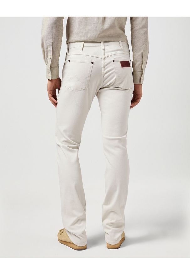 Wrangler - MESKIE SPODNIE MATERIALOWE WRANGLER GREENSBORO VAPOROUS GRAY 112362435