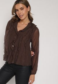 Born2be - Brązowa Bluzka Koszulowa z Dekoltem w Serek Zdobiona Falbankami Nailiphis. Okazja: na co dzień, do pracy, na spotkanie biznesowe. Typ kołnierza: dekolt w serek, kołnierz z falbankami. Kolor: brązowy. Materiał: jeans. Wzór: aplikacja. Styl: biznesowy, klasyczny, casual, elegancki #3