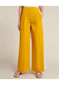 Luisa Spagnoli - LUISA SPAGNOLI - Żółte spodnie typu palazzo Annuale. Stan: podwyższony. Kolor: żółty. Materiał: bawełna. Styl: elegancki #1