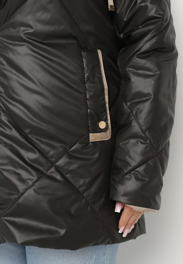 Born2be - Czarna Kurtka z Odpinanym Kapturem i Ozdobnym Pikowaniem Xalseli. Okazja: na spacer, na co dzień. Kolekcja: plus size. Kolor: czarny. Materiał: jeans. Styl: elegancki, casual, klasyczny