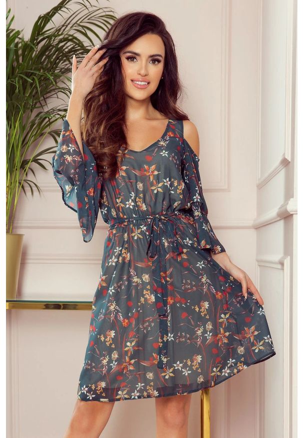 Numoco - Zwiewna sukienka szyfonowa w kwiaty z wycięciami zielona. Okazja: na randkę, na imprezę. Kolor: zielony. Materiał: szyfon. Wzór: kwiaty. Sezon: wiosna, lato. Styl: wizytowy