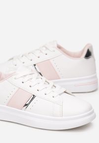 Renee - Biało-Różowe Wsuwane Buty Sportowe z Wiązaniem i Metaliczną Ozdobą Amun. Nosek buta: okrągły. Zapięcie: bez zapięcia. Kolor: różowy. Wzór: aplikacja. Obcas: na płaskiej podeszwie #2