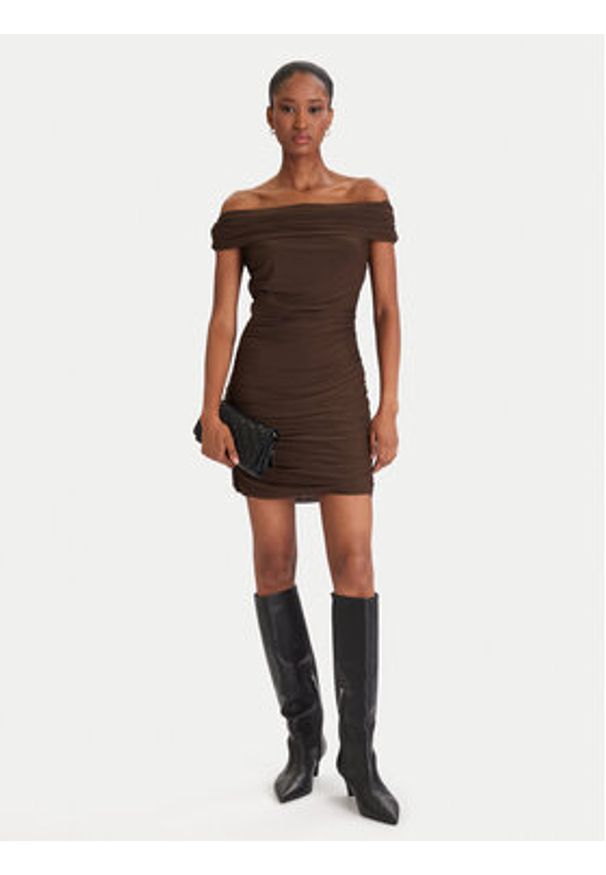 Guess Sukienka koktajlowa W5YK21 KCZC2 Brązowy Slim Fit. Kolor: brązowy. Materiał: syntetyk. Styl: wizytowy