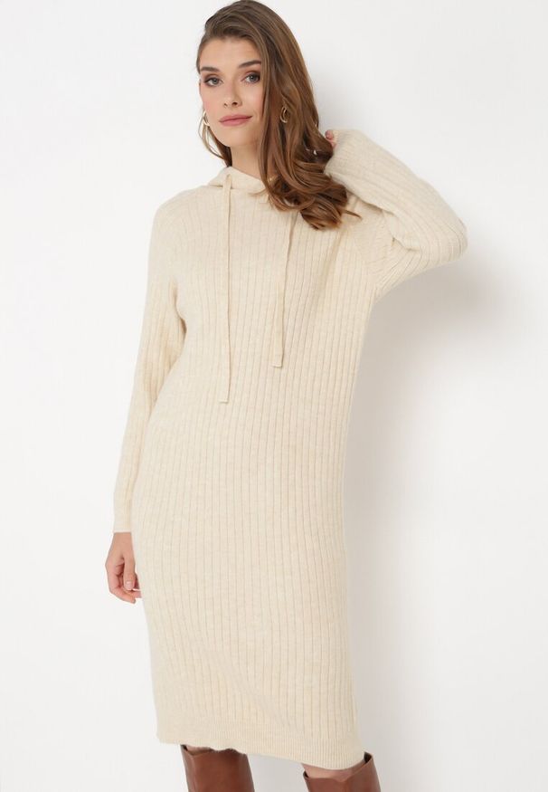 Born2be - Beżowa Wełniana Sukienka z Kapturem w Prążki Tyrwe. Okazja: na co dzień. Typ kołnierza: kaptur. Kolor: beżowy. Materiał: wełna. Długość rękawa: długi rękaw. Wzór: prążki. Typ sukienki: proste. Styl: klasyczny, casual, elegancki