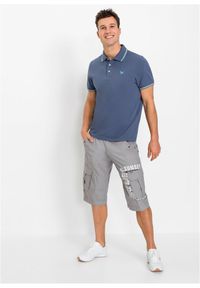 bonprix - Koszulka polo z czystej bawełny organicznej piqué. Typ kołnierza: polo. Kolor: niebieski. Materiał: bawełna. Długość rękawa: krótki rękaw. Długość: krótkie. Wzór: nadruk. Styl: sportowy #2