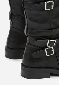 Born2be - Czarne Kozaki Bikery Ozdobione Paskami i Kwadratowymi Klamrami Lingara. Okazja: na co dzień. Zapięcie: klamry. Kolor: czarny. Materiał: jeans. Wzór: aplikacja. Styl: casual, rockowy, klasyczny #6