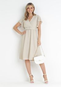 Born2be - Jasnobeżowa Sukienka z Kopertowym Dekoltem i Paskiem Sizue. Kolor: beżowy. Typ sukienki: kopertowe #2
