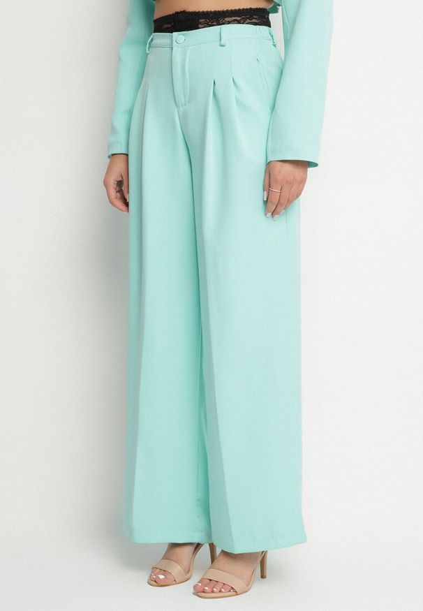 Born2be - Jasnozielony Komplet Krótka Marynarka z Usztywnionymi Miseczkami i Szerokie Spodnie Liozana. Kolor: zielony. Materiał: koronka. Wzór: koronka