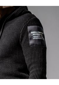 GUNS & TUXEDOS - Czarny sweter z kapturem Cold Sunrise. Typ kołnierza: kaptur. Kolor: czarny. Materiał: wełna, materiał, prążkowany, dzianina, jeans. Wzór: aplikacja. Styl: elegancki #3
