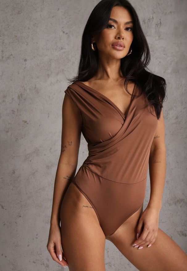 Renee - Brązowe Kopertowe Body Bez Rękawów Edalwen. Okazja: na imprezę. Kolor: brązowy. Materiał: skóra. Długość rękawa: bez rękawów. Styl: elegancki