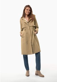 Volcano - Beżowy płaszcz J-BJORK. Okazja: na co dzień. Kolor: beżowy. Materiał: materiał. Długość: długie. Wzór: aplikacja. Styl: casual, elegancki, klasyczny #1
