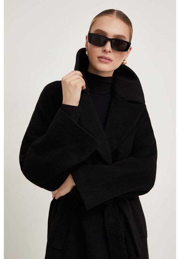 Answear Lab płaszcz wełniany kolor czarny oversize. Kolor: czarny. Materiał: wełna. Styl: wakacyjny