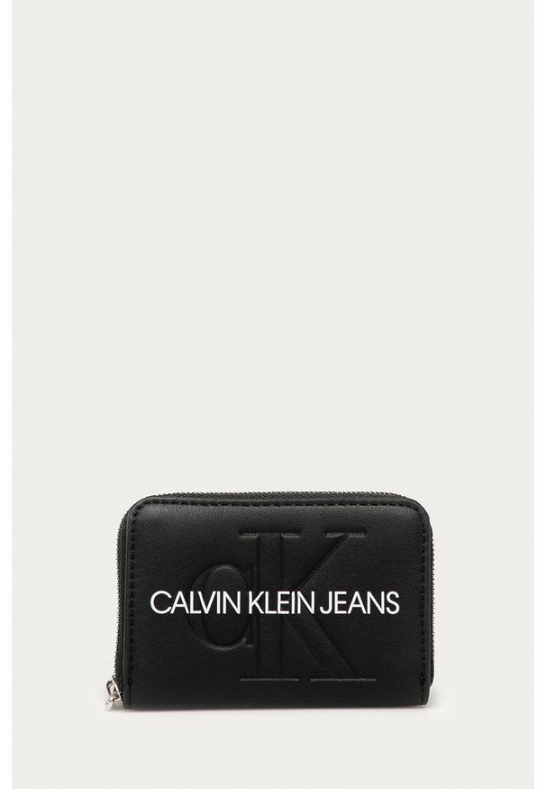 Calvin Klein Jeans - Portfel. Kolor: czarny. Materiał: materiał. Wzór: gładki