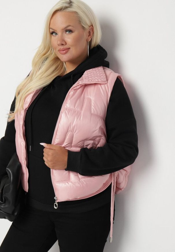 Born2be - Różowa Kamizelka Pikowana z Wysokim Kołnierzem i Kieszeniami Irinae. Okazja: na spotkanie biznesowe, na co dzień. Kolor: różowy. Materiał: jeans. Styl: casual, biznesowy