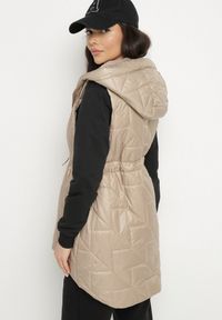 Born2be - Beżowa Kamizelka Pikowana z Nieodpinanym Kapturem Lisandora. Okazja: na spacer. Kolor: beżowy. Sezon: wiosna. Styl: klasyczny #5