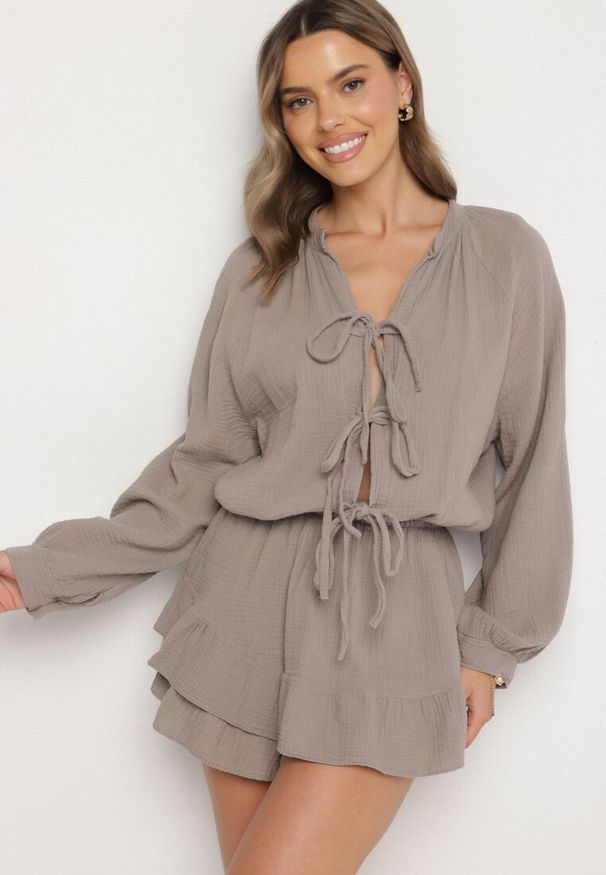Born2be - Ciemnobeżowy Wiązany Bawełniany Kombinezon Boho z Falbankami i Wiązaniem Lalelia. Okazja: na imprezę, na co dzień. Kolor: beżowy. Materiał: bawełna. Sezon: lato. Styl: boho