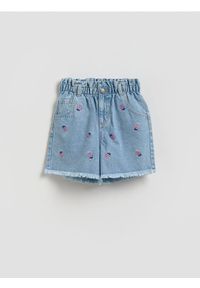 Reserved - Jeansowe szorty z haftem - niebieski. Kolor: niebieski. Materiał: jeans. Wzór: haft #1