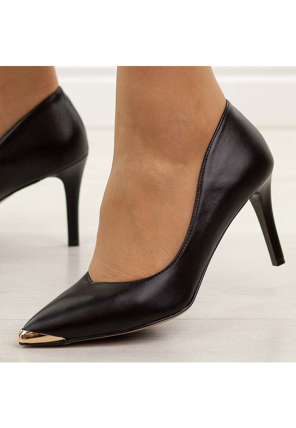 Czarne lico skórzane Polskie szpilki damskie Prestige 2241. Okazja: na co dzień, na spotkanie biznesowe, na ślub cywilny, na wesele, na imprezę. Nosek buta: szpiczasty. Kolor: czarny. Materiał: skóra. Szerokość cholewki: normalna. Obcas: na szpilce. Styl: casual, biznesowy, elegancki, klasyczny. Wysokość obcasa: średni