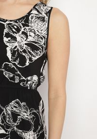 Born2be - Czarna Sukienka w Kwiaty o Rozkloszowanym Kroju z Gumką w Talii Neleldi. Okazja: na co dzień. Typ kołnierza: dekolt w serek. Kolor: czarny. Materiał: jeans. Długość rękawa: na ramiączkach. Wzór: kwiaty. Styl: casual, elegancki #4