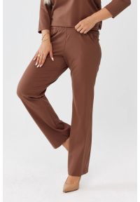 Moda Size Plus Iwanek - Karmelowe spodnie Florina - prosta nogawka i kieszenie po bokach PLUS SIZE XXL OVERSIZE JESIEŃ. Okazja: na co dzień, do pracy. Kolekcja: plus size. Materiał: nylon, wiskoza, tkanina. Długość: krótkie. Sezon: jesień. Styl: casual, elegancki #1