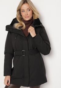 Born2be - Czarna Pikowana Kurtka z Bawełną o Długim Kroju z Kapturem i Paskiem Senathiel. Okazja: na co dzień. Typ kołnierza: kaptur. Kolor: czarny. Materiał: bawełna. Długość: długie. Styl: elegancki, casual #6