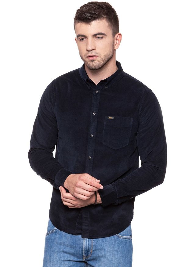 Lee - KOSZULA LEE BUTTON DOWN MIDNIGHT BLUE L880MRDB 112123261. Typ kołnierza: button down. Materiał: sztruks. Wzór: aplikacja