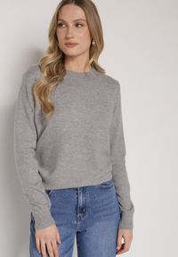 Born2be - Szary Casualowy Sweter z Wełną i Bawełną Nedalla. Okazja: na co dzień. Kolor: szary. Materiał: wełna, bawełna. Długość rękawa: długi rękaw. Długość: długie. Styl: casual