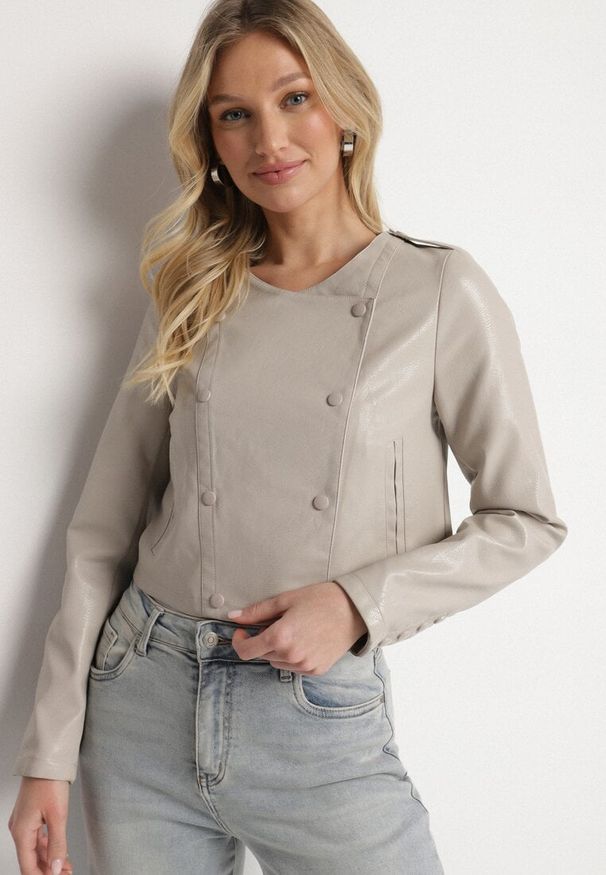 Born2be - Beżowa Kurtka Ramoneska z Ozdobnymi Guzikami Sesiania. Okazja: na co dzień. Kolor: beżowy. Materiał: jeans. Długość rękawa: długi rękaw. Długość: długie. Styl: klasyczny, elegancki, casual
