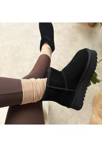 Czarne skórzane ciepłe zimowe mukluki, eskimoski T.Sokolski 531. Okazja: na co dzień, na spacer. Nosek buta: okrągły. Kolor: czarny. Materiał: skóra, zamsz. Szerokość cholewki: normalna. Sezon: zima. Obcas: na platformie. Styl: klasyczny, casual, elegancki #1