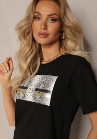 Renee - Czarny T-shirt z Bawełny Ozdobiony Nadrukiem na Przodzie Katrielle. Okazja: na co dzień. Kolor: czarny. Materiał: bawełna. Wzór: aplikacja, nadruk. Styl: casual