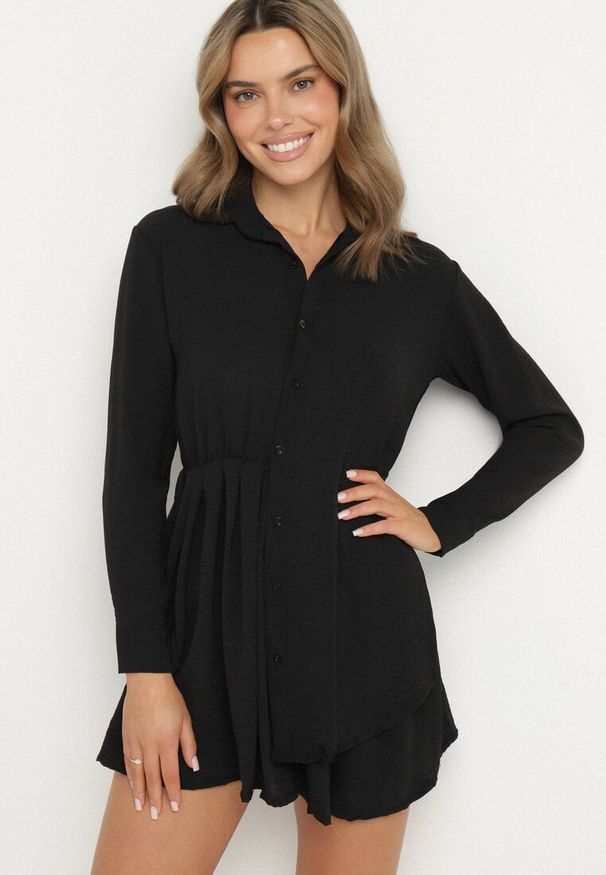 Born2be - Czarna Asymetryczna Sukienka o Koszulowym Kroju z Gumką w Talii Elodina. Kolor: czarny. Długość rękawa: długi rękaw. Typ sukienki: koszulowe, asymetryczne. Styl: elegancki, sportowy