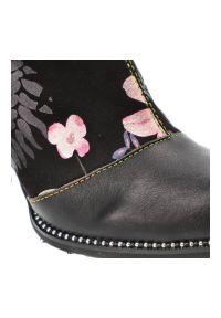 Czarne Botki Laura Vita Stylowe Obuwie Damskie Na Obcasie. Kolor: czarny. Materiał: skóra. Wzór: aplikacja, kwiaty. Obcas: na obcasie. Styl: elegancki. Wysokość obcasa: średni #7