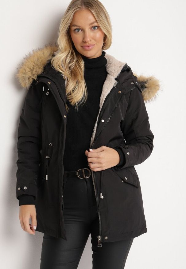 Born2be - Czarna Zimowa Kurtka Parka z Odpinanym Futerkowym Zdobieniem i Kapturem Sialinnea. Okazja: na co dzień, na spacer. Kolor: czarny. Materiał: jeans, dzianina, futro. Wzór: aplikacja. Sezon: zima. Styl: elegancki, casual