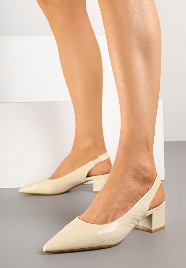 Renee - Beżowe Sandały Vices na Słupkowym Obcasie z Ozdobną PerforacjąTelarelle. Okazja: na co dzień. Nosek buta: szpiczasty. Kolor: beżowy. Materiał: jeans. Obcas: na obcasie. Styl: casual. Wysokość obcasa: średni