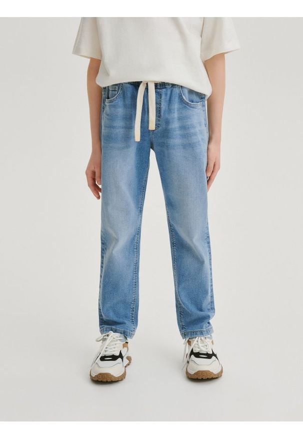 Reserved - Elastyczne jeansy carrot - niebieski. Kolor: niebieski